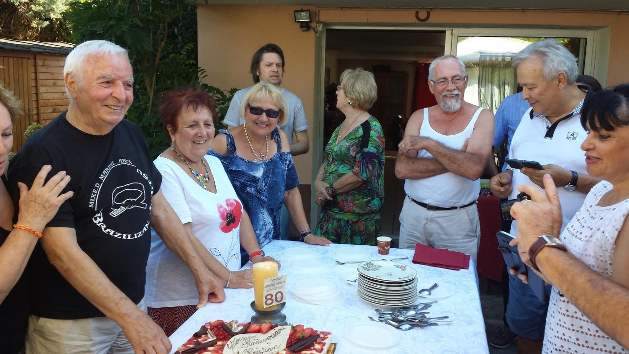 René a tombé la veste,  prêt à attaquer...le gâteau