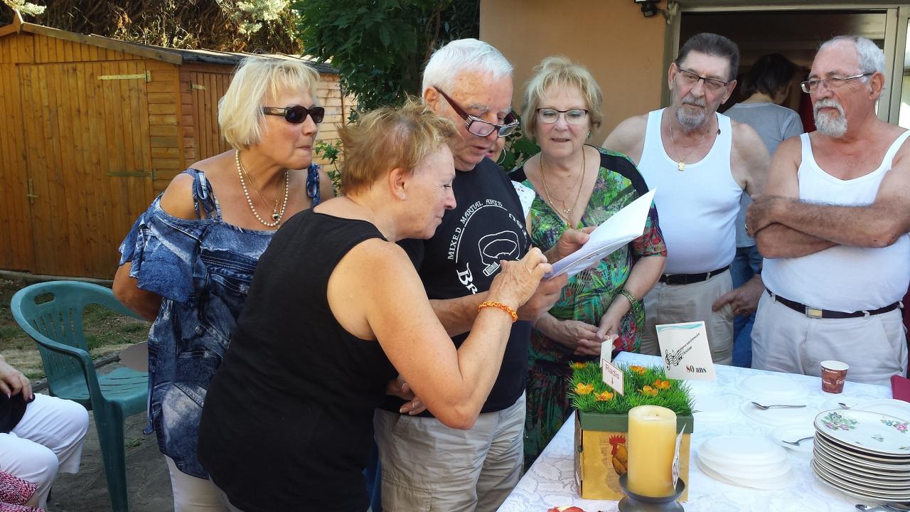 Christian découvre les petits mots que ses amis lui ont laissés